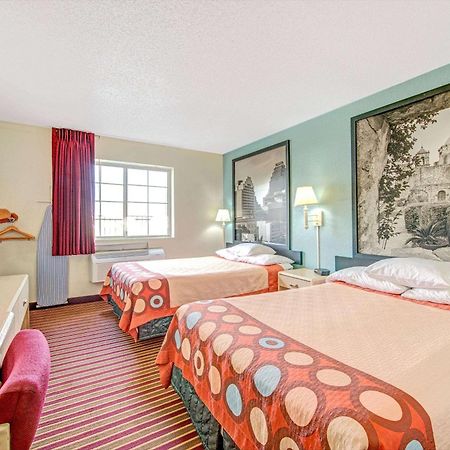 Super 8 By Wyndham San Antonio/Fiesta Ξενοδοχείο Εξωτερικό φωτογραφία