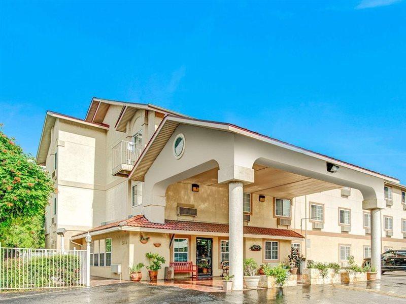 Super 8 By Wyndham San Antonio/Fiesta Ξενοδοχείο Εξωτερικό φωτογραφία