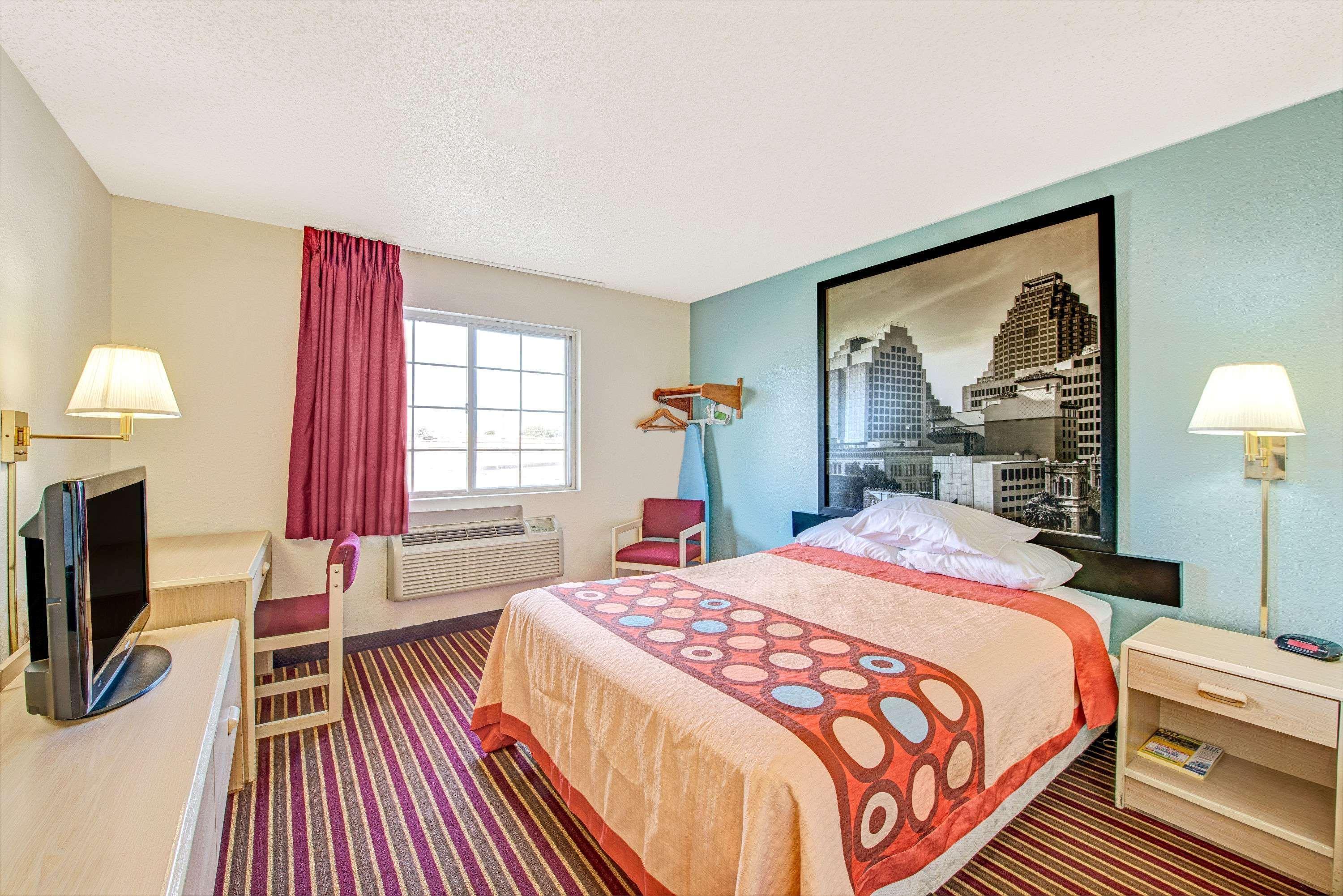 Super 8 By Wyndham San Antonio/Fiesta Ξενοδοχείο Εξωτερικό φωτογραφία