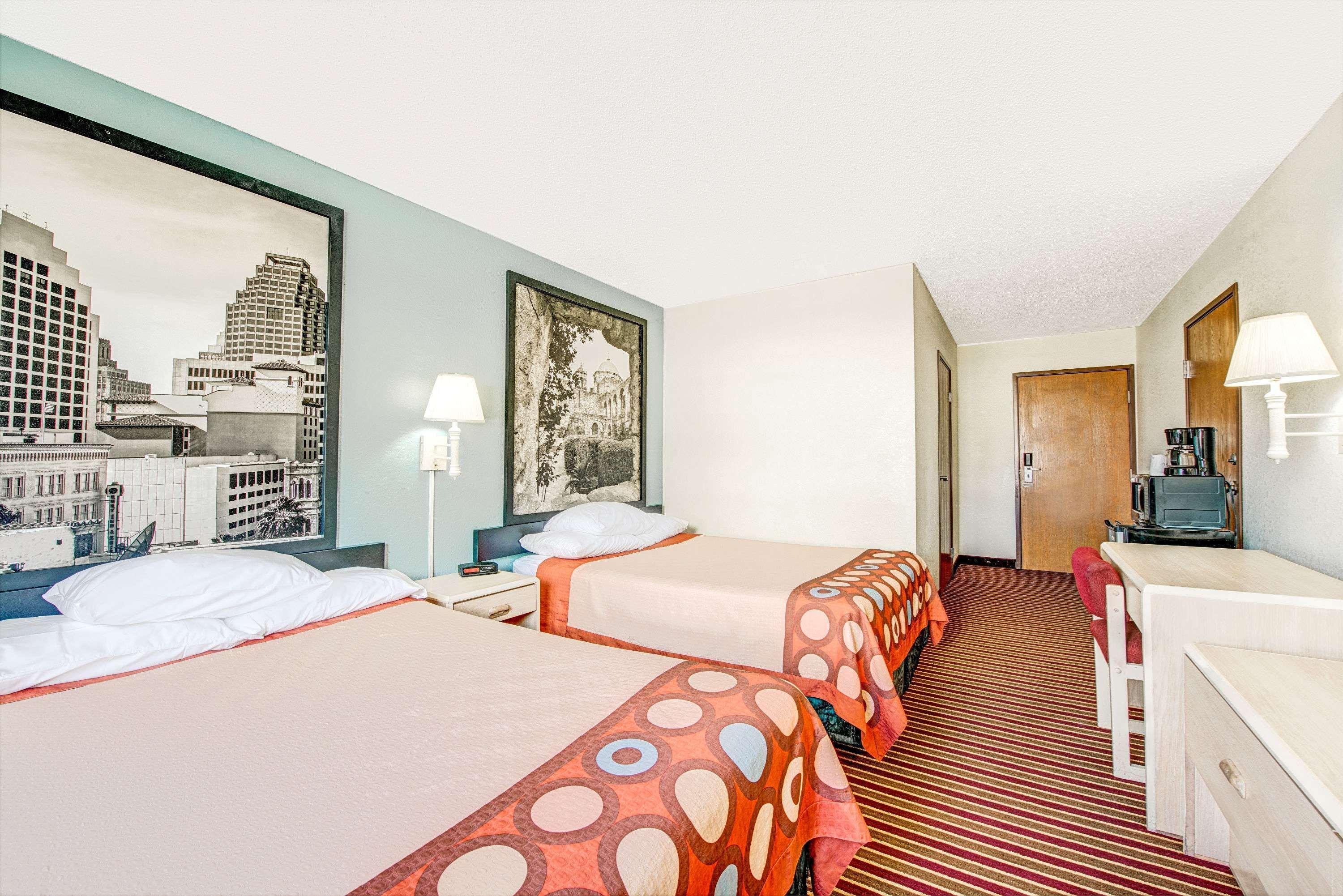 Super 8 By Wyndham San Antonio/Fiesta Ξενοδοχείο Εξωτερικό φωτογραφία