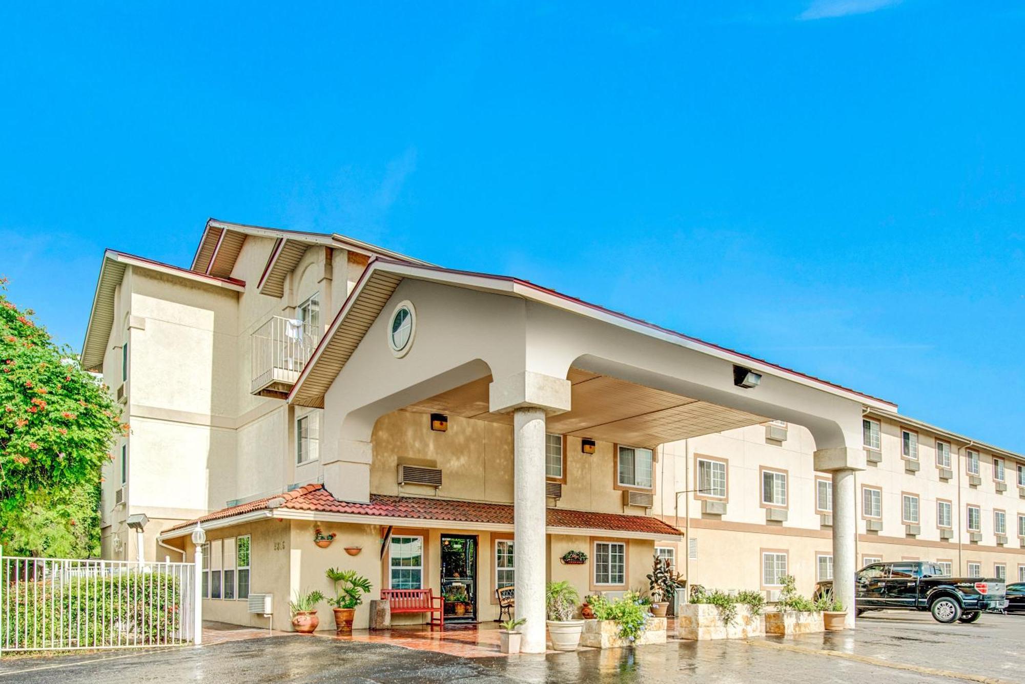 Super 8 By Wyndham San Antonio/Fiesta Ξενοδοχείο Εξωτερικό φωτογραφία